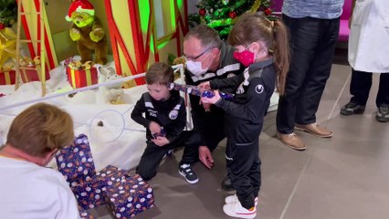 Remise des jouets à l'hôpital de Troyes - Opération 'faites-vous plaisir en faisant plaisir'