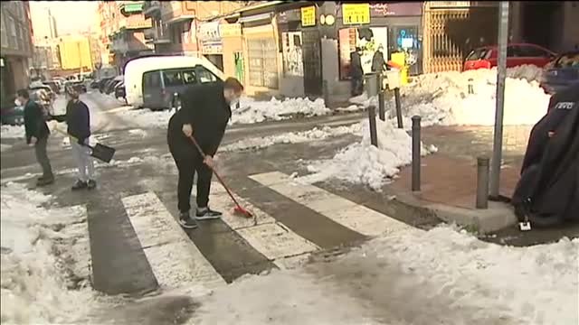 Los vecinos de Madrid se organizan para limpiar las calles