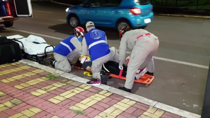 Carona cai de motocicleta e condutora foge do local na Rua Barão do Cerro Azul
