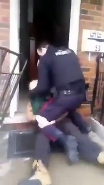 Brutalidad de la policía canadiense con un anciano