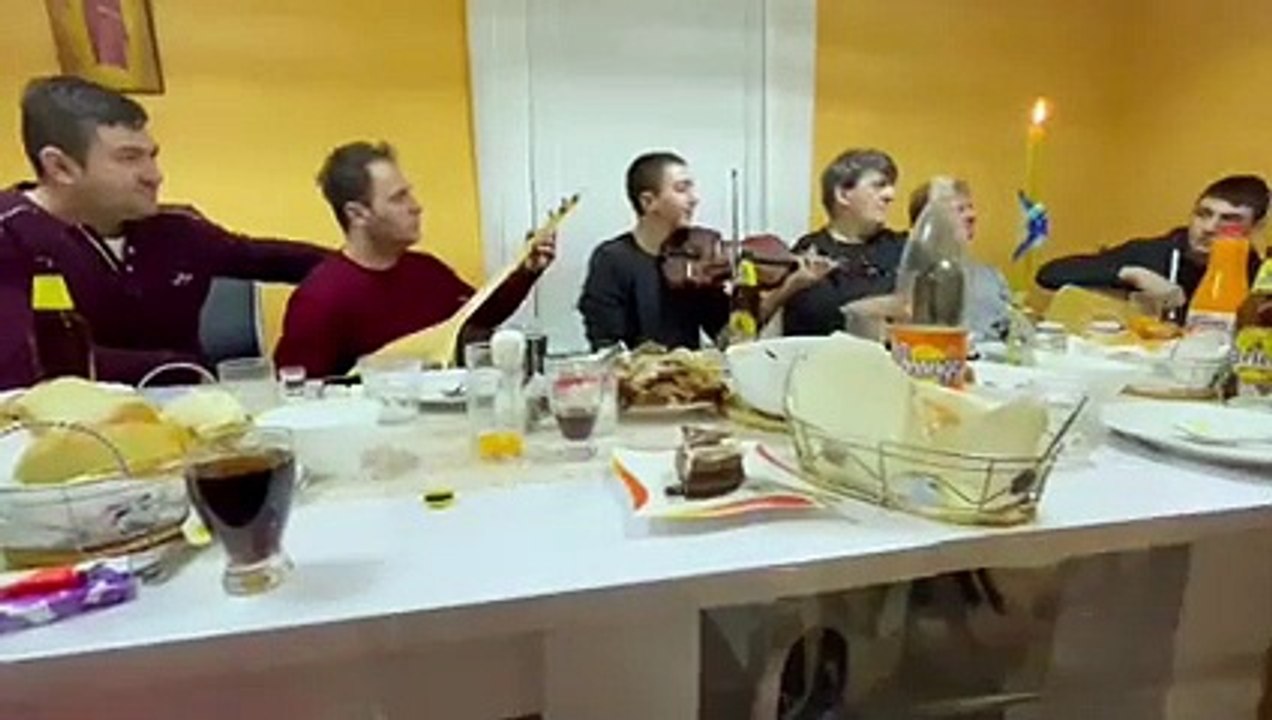 Kod Bogoljub Zivkovica KAD MOMCI UDARE PO ISTRUMENTIMA