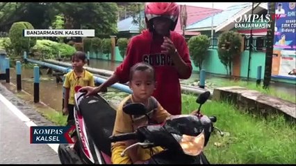 Скачать видео: Banjir Kalsel : Kota Banjarmasin Masih Dilanda Banjir, Kendaraan Mogok Akibat Jalan Terendam