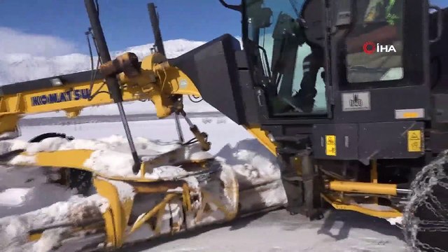Karla Kaplanan Köy Yolları İçin Karla Mücadele Ekipleri Görevde