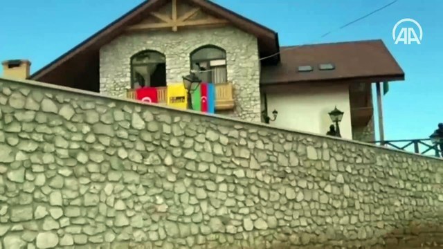 Aliyev'in Şuşa gezisinde Türk bayrakları ve Cumhurbaşkanı Erdoğan fotoğrafları dikkat çekti