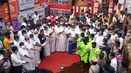 சீறிப் பாயும் காளைகள்.. அலங்காநல்லூர் ஜல்லிக்கட்டை இணைந்து துவக்கி வைத்த எடப்பாடியார், ஓபிஎஸ்  - வீடியோ