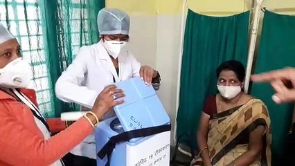 कलेक्टर ने कोविड का पहला टीका लगाने वाली स्वास्थ्य कर्मचारी का फूल देकर किया स्वागत
