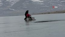 Çıldır Gölü’nde şaşırtan görüntü...Gölün buzları erken çözüldü, yüzeyde çatlaklar oluştu