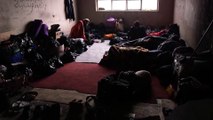 Decenas de migrantes quedan acorralados en la ola de frío en Bosnia sin refugio