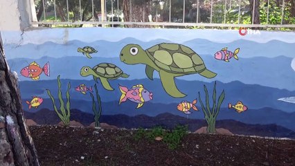 Şengül öğretmen çocuklar için duvarları renklendiriyor