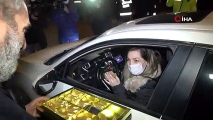 Sanatçı Yavuz Bingöl, polis ekiplerine çorba dağıttı