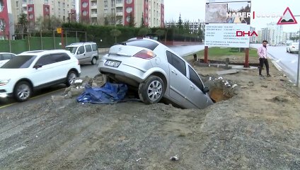 Boş yolda kaza yaptı, otomobille çukura düştü