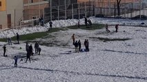 Unos 60 personas retiran nieve de campo de fútbol