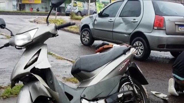 Motociclista sofre fratura na perna em acidente de trânsito