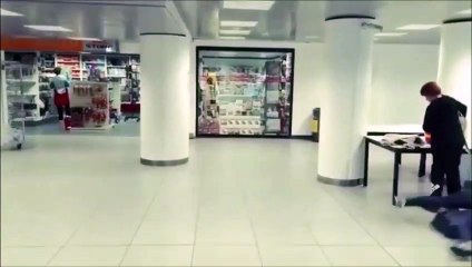 Elle va se prendre la gamelle de sa vie à l'aéroport