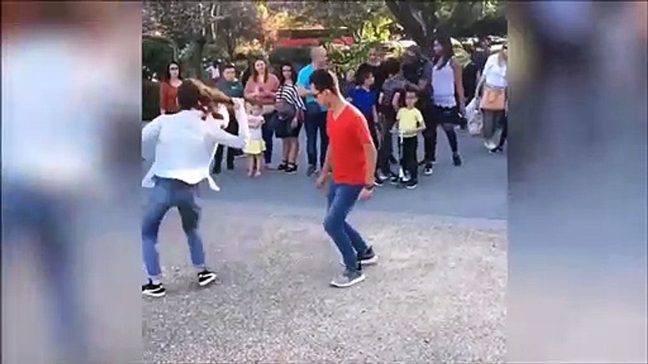 Elle déchire tout en street football... Dingue