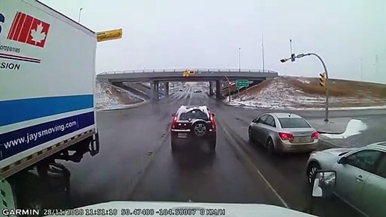 Ce conducteur fait une sortie de route incroyable