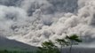 El volcán Semeru en Indonesia entra en erupción y escupe ceniza al cielo con violencia