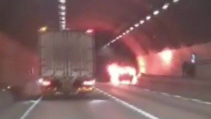 평택-제천 고속도로 터널에서 1톤 트럭 불...한때 정체 / YTN