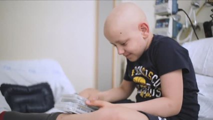 La ONG 'Juegaterapia' regala videoconsolas a los niños con cáncer