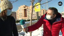 Padres y madres limpian de nieve los accesos a los colegios