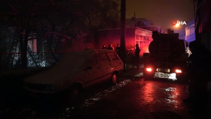 Ayvacık’ta metruk bina yangını