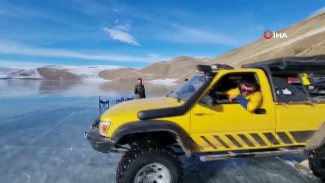 Aras Dağları zirvesinde bulunan donmuş göl üzerinde off-road heyecanı