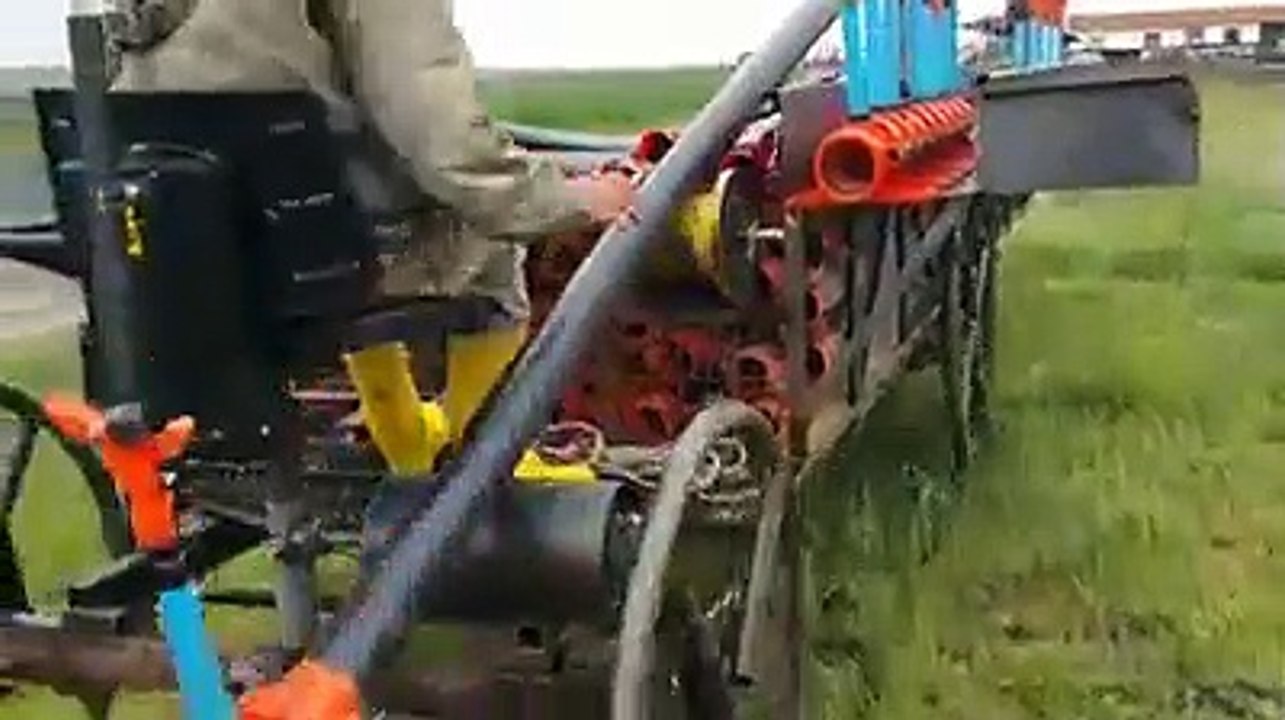 Tarlaya Yağmurlama Borusu Sermek için İlginç Yöntem