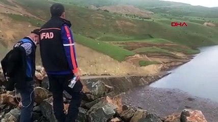 Muş’ta korkunç olay! İş makinesi 30 metre derinliğe gömüldü, operatör aranıyor