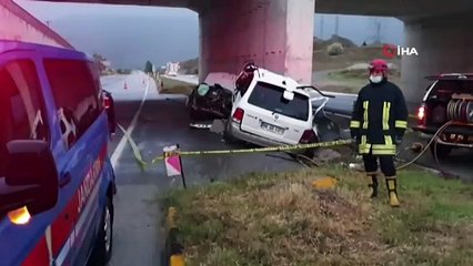 Üst geçidin duvarına çarpan cip ikiye bölündü: 2 ölü, 1 yaralı