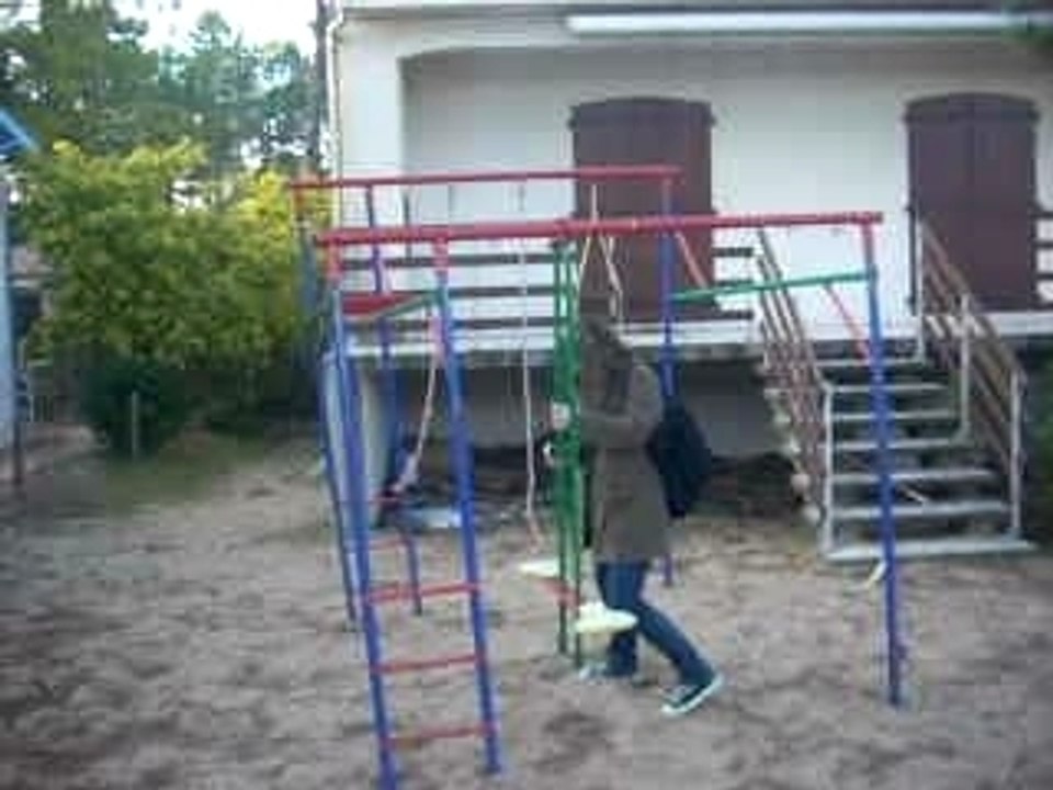 Dans un jardin , on joue ...