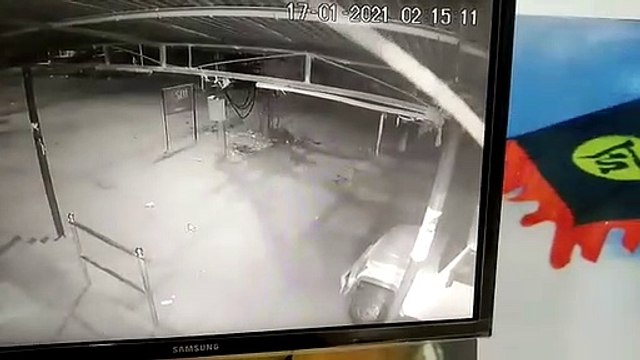 गैस कट्टर से एटीएम काटा, तीन युवकों से सजगता से भागे लुटेरे