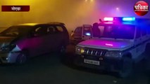 कड़ाके की सर्दी के बीच घनी धुंध की चादर में लिपटी सड़क पर पुलिस की सलाह