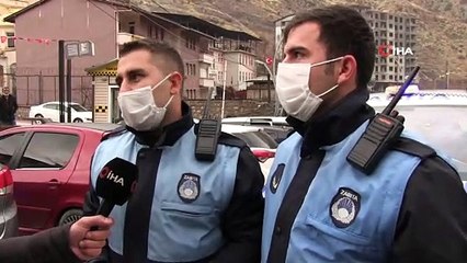 Zabıtalardan örnek davranış...Dışarıda namaz kılanlar ıslanmasın diye şemsiye tuttular