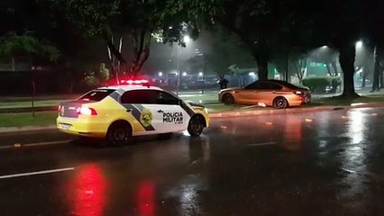 BMW derrapa na pista e acerta árvore na Avenida Brasil