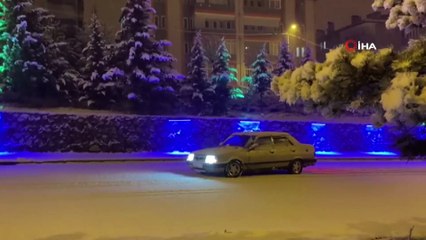 Kar Yağışını Gören Kısıtlamaya Rağmen Sokaklara İndi