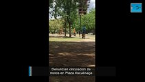 Denuncia vecinal por circulación de motos en Plaza Azcuénaga