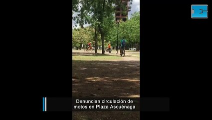 Denuncia vecinal por circulación de motos en Plaza Azcuénaga