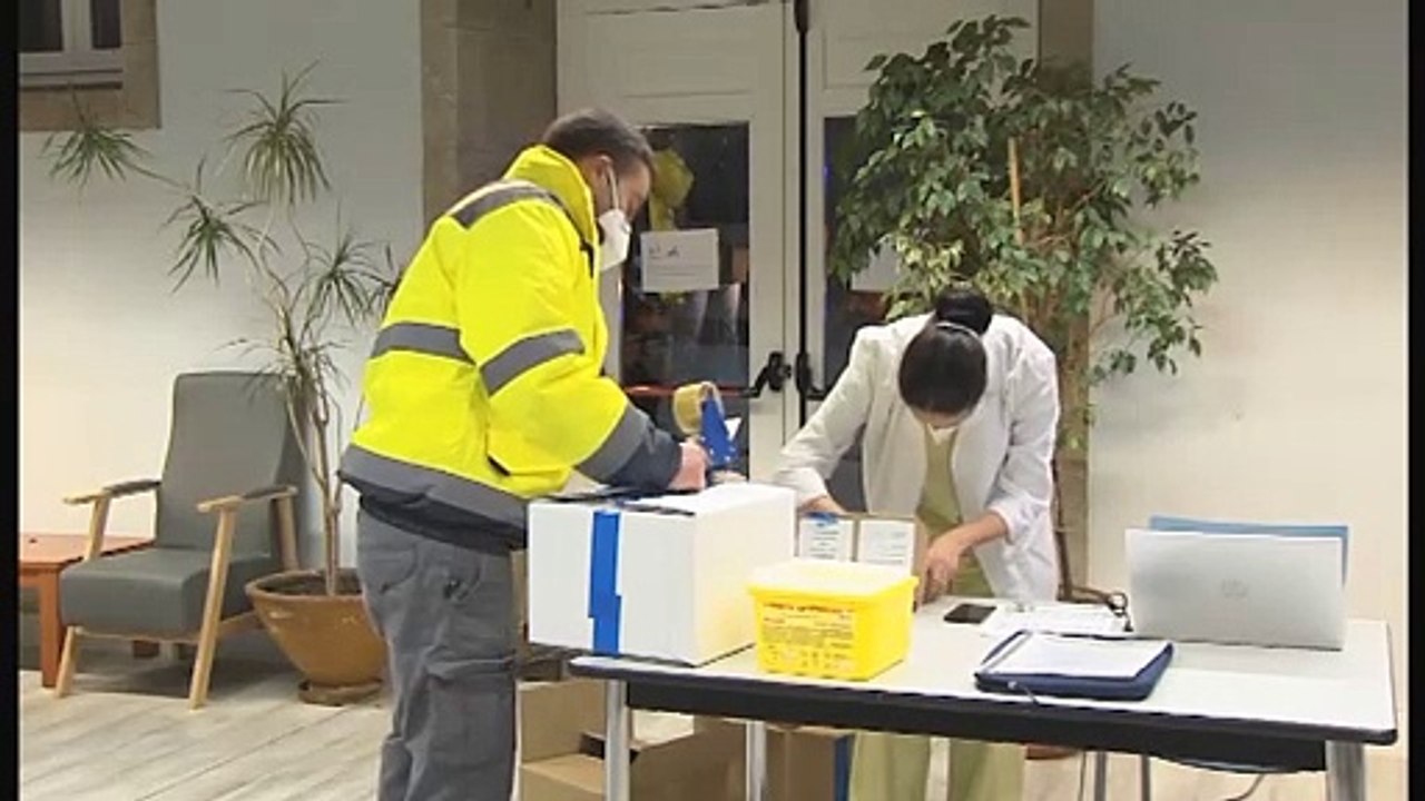 La primera persona en recibir las dos dosis en Galicia: "No dejen de vacunar, es una cosa maravillosa"