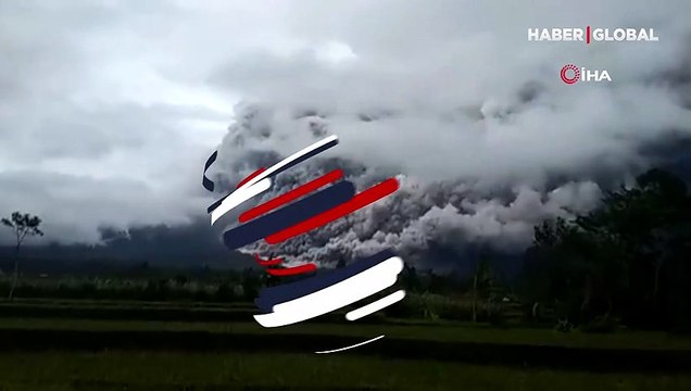 Endonezya'da 2021 kabus gibi başladı! Uçak kazası, toprak kayması ve depremden sonra şimdi de yanardağ