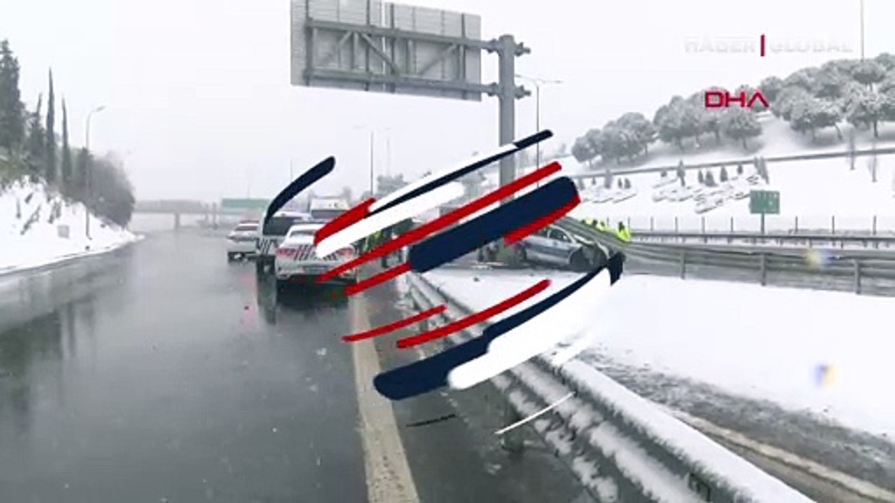 Sivil polis aracı trafik polisi aracına çarptı: Üç polis yaralandı