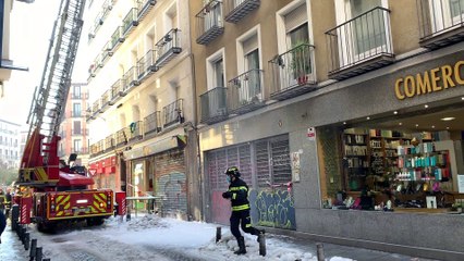 Los Bomberos retiran la Nieve acumulada en los Tejados, Barrio La Latina, Madrid [4K] 1 de 2