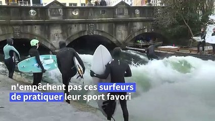 Malgré le froid, les surfeurs munichois trouvent toujours le moyen de prendre une vague