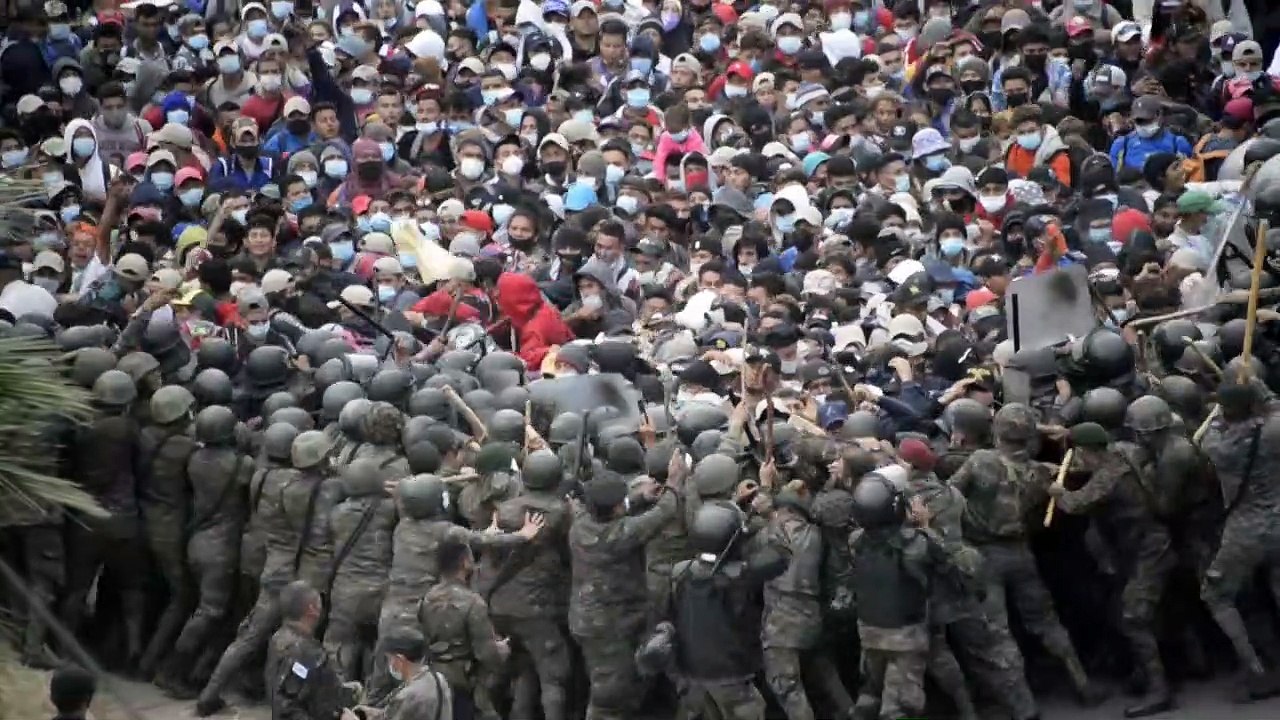 Guatemalas Polizei treibt tausende Migranten aus Honduras zurück