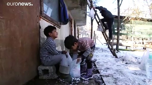 شاهد: تدني درجات الحرارة يزيد من معاناة مئات المهاجرين في مخيمات اللجوء البوسنة