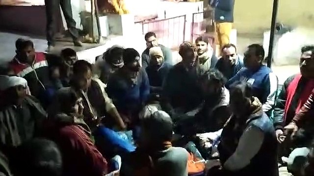 पुलिसकर्मियों पर बदसलूकी का आरोप, थाने पर शुरू किया धरना