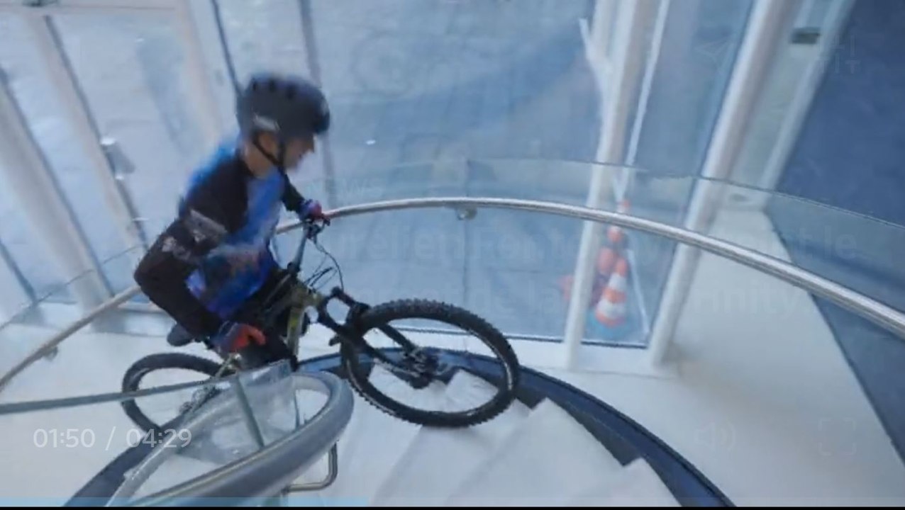 Aurélien Fontenoy atteint le sommet de la tour Trinity en VTT (Images organisateur/Youn Bazin/Puzzle Media)