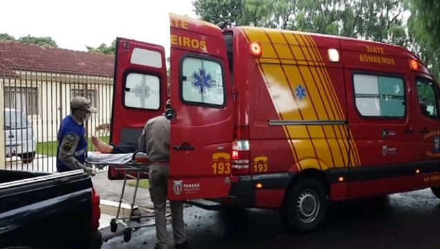 Idoso fica ferido ao sofrer queda no interior de uma residência, na Rua Helena Gurgacz