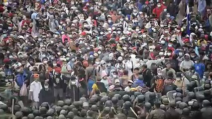 Fuerzas de seguridad frenan caravana migrante en Guatemala con gas lacrimógeno y palos