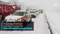 Yoğun kar yağışı ve kaza nedeniyle Anadolu Otoyolu'nda kilometrelerce kuyruk oluştu