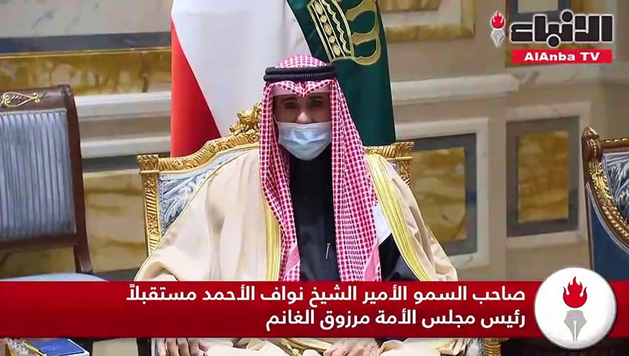 صاحب السمو الأمير الشيخ نواف الأحمد منح وزير ال...